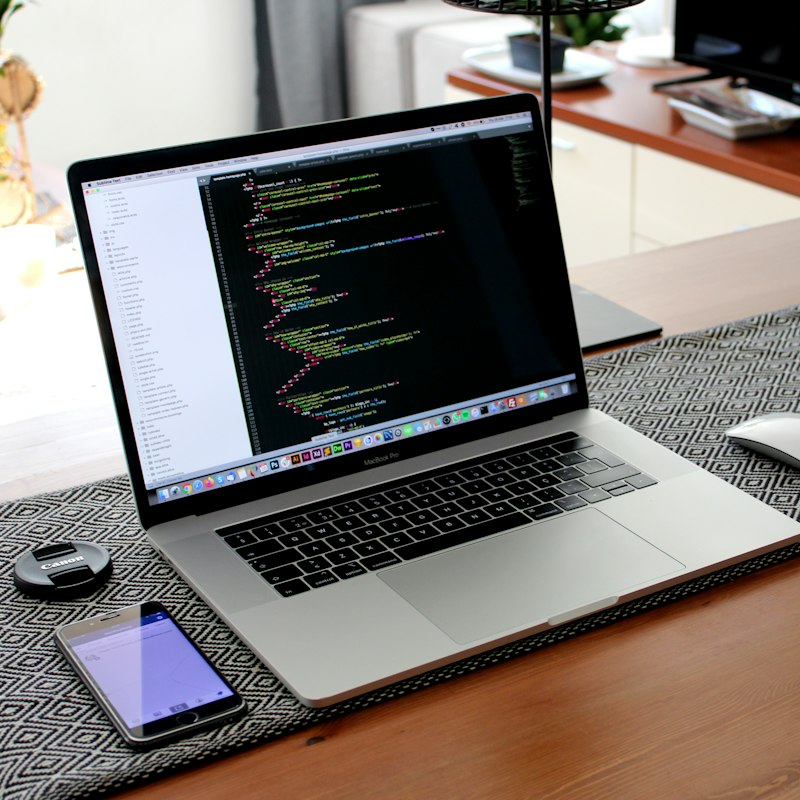 Laptop con codice, servizio di sviluppo siti web e SEO